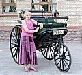 Jutta Benz am Benz Patent-Motorwagen aus dem Jahr 1888.  Foto: Auto-Medienportal.Net/Daimler